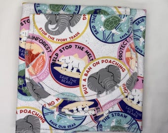 Salva el mundo y la tierra. Manta de bebé y paño para eructar de franela con dobladillo floral, doble cara, tamaño 36x40. Ideal para envolver al bebé. Kits disponibles.