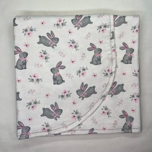 Bunny rabbit bird hemstitch flannel baby blanket and burp cloth, double sided, 36x40. Perfect swaddle. kits avail. Bild 3