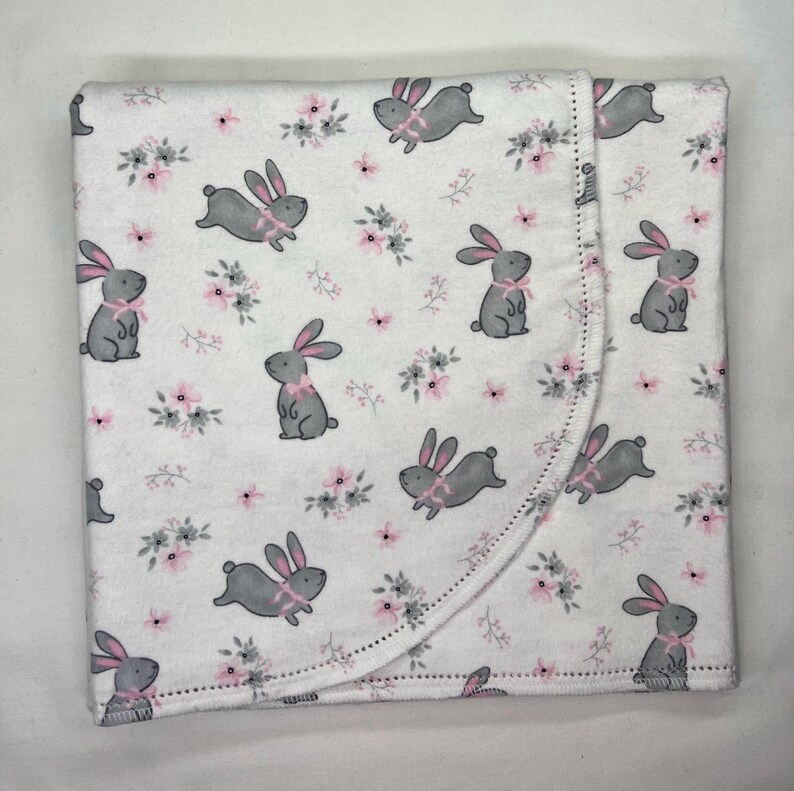 Bunny rabbit bird hemstitch flannel baby blanket and burp cloth, double sided, 36x40. Perfect swaddle. kits avail. Bild 3