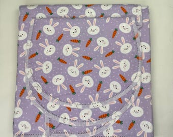 Manta de bebé de franela con diseño de conejito lavanda y juego de paño para eructar, kit con borde de ganchillo cosido
