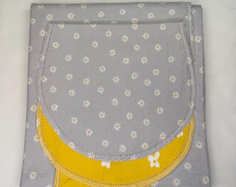 Manta para bebé de franela amarilla y gris con dobladillo cosido y juego de paño para eructar, kit de borde de ganchillo, Cuddle Tyme