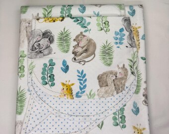 Manta de bebé de franela con estampado de animales de safari: león, tigre, jirafa y elefante.