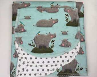 Manta de bebé de franela de doble cara con dobladillo, diseño de animales de granja (caballo, perro, cabra) y paño para eructar, 36x40. Envoltura perfecta. Kits disponibles.
