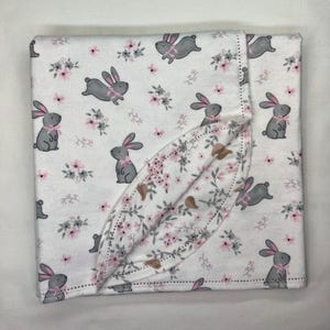 Bunny rabbit bird hemstitch flannel baby blanket and burp cloth, double sided, 36x40. Perfect swaddle. kits avail. Bild 2