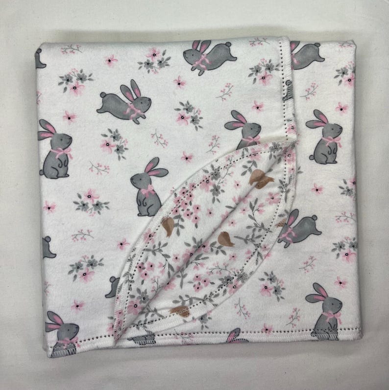 Bunny rabbit bird hemstitch flannel baby blanket and burp cloth, double sided, 36x40. Perfect swaddle. kits avail. Bild 2
