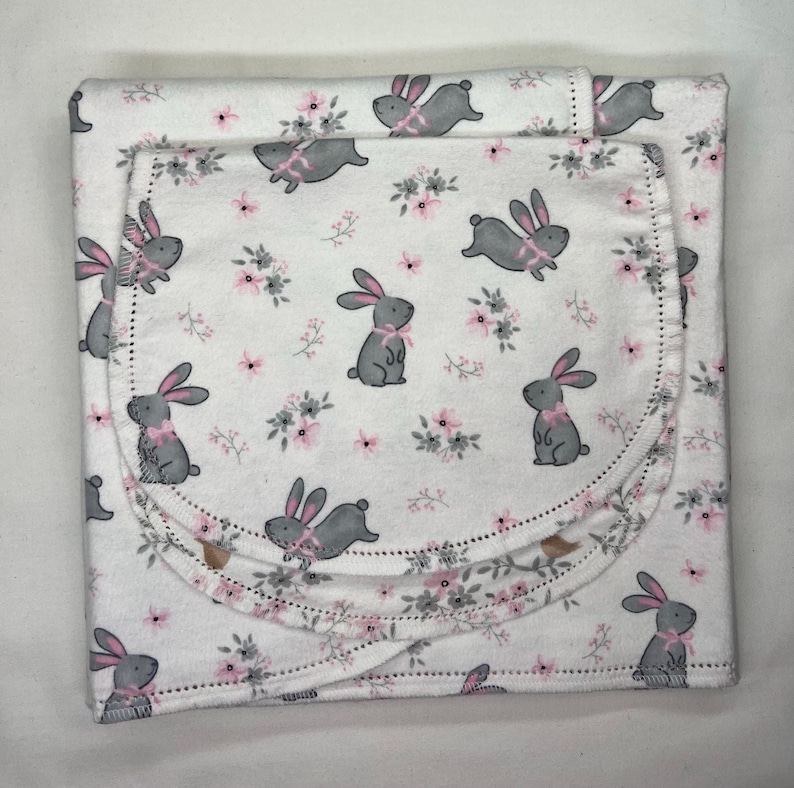 Bunny rabbit bird hemstitch flannel baby blanket and burp cloth, double sided, 36x40. Perfect swaddle. kits avail. Bild 1