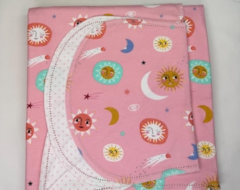 Manta y paño para eructar de bebé con diseño de luna arcoíris en tonos pastel, regalo de guardería de franela con dobladillo cosido, kit de borde de ganchillo, regalo para baby shower de niña