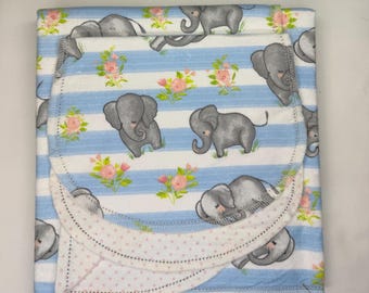 Manta de bebé y paño para eructar de franela blanca con dobladillo cosido, estampado de conejitos y ardillas. Tamaño para recién nacidos: 36 x 40 cm. Ideal para envolver al bebé.