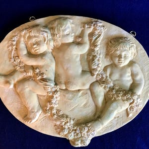 Cherub Garden Patio Wall Decor Oval Cherub Plaque w/ hangers 15&quot; x 12&quot; 1990&#39;s Resin Wall Plaque 3 cherubs w/ rose garland Indoor/outdoor