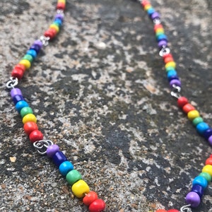 Collier ras de cou à maillons de perles arc-en-ciel