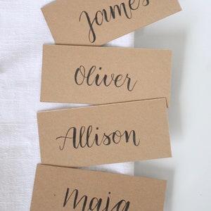 Tarjetas de mesa individuales de papel kraft | Letras de mano | Tarjetas de lugar | boda | Decoración de mesa | Caligrafía | Decoración de bodas | Rústico