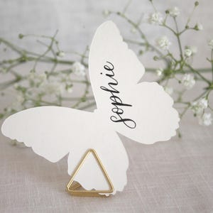Tarjetas de lugar de mariposa escritas a mano con caligrafía.