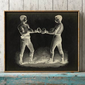 Puede incluir: Una ilustraci&oacute;n vintage en blanco y negro de dos boxeadores enfrentados en un ring de boxeo. Los boxeadores llevan guantes de boxeo y pantalones cortos. La imagen est&aacute; en un estilo vintage oscuro.