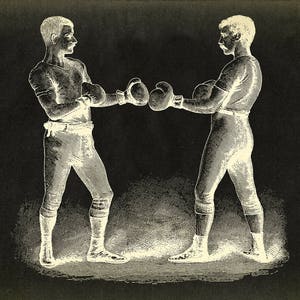 Puede incluir: Dos hombres con guantes de boxeo se enfrentan en una postura de boxeo. La imagen es en blanco y negro y tiene un aspecto vintage.