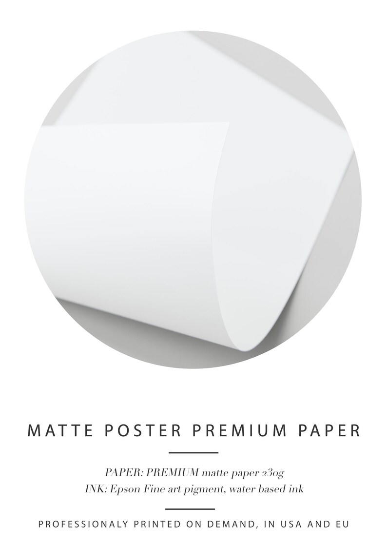 Puede incluir: Un primer plano de un papel de p&oacute;ster blanco mate. El papel es de 230 g y est&aacute; impreso con pigmento de arte fino Epson, tinta a base de agua. El texto "MATTE POSTER PREMIUM PAPER" est&aacute; impreso en la parte superior de la imagen. El texto "PAPER: PREMIUM matte paper 230g" y "INK: Epson Fine art pigment, water based ink" est&aacute; impreso debajo del t&iacute;tulo. El texto "PROFESSIONALY PRINTED ON DEMAND, IN USA AND EU" est&aacute; impreso en la parte inferior de la imagen.