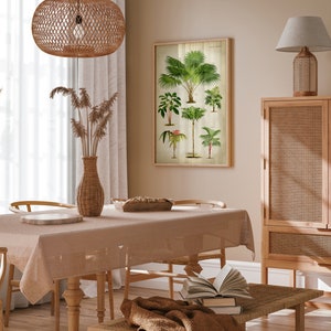 Puede incluir: Un comedor con una mesa y sillas de color marr&oacute;n claro, una pantalla de l&aacute;mpara de tejido marr&oacute;n que cuelga del techo, un jarr&oacute;n de tejido marr&oacute;n con hierbas secas de color beige, una impresi&oacute;n bot&aacute;nica enmarcada de palmeras, un armario de tejido marr&oacute;n y una mesa de caf&eacute; de tejido marr&oacute;n con una manta marr&oacute;n y libros.
