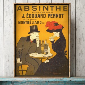 Puede incluir: P&oacute;ster vintage que anuncia Absinthe Extra-Sup&eacute;rieure J. &Eacute;douard Pernod, una empresa francesa de licores. El p&oacute;ster presenta a un hombre y una mujer sentados a una mesa con botellas de absenta. El p&oacute;ster est&aacute; sobre un fondo amarillo con el nombre y el logotipo de la empresa en negro.