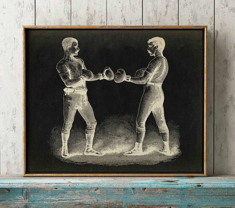 Puede incluir: Una ilustraci&oacute;n vintage en blanco y negro de dos boxeadores enfrentados en un ring de boxeo. Los boxeadores llevan guantes de boxeo y pantalones cortos. La imagen est&aacute; en un estilo vintage oscuro.