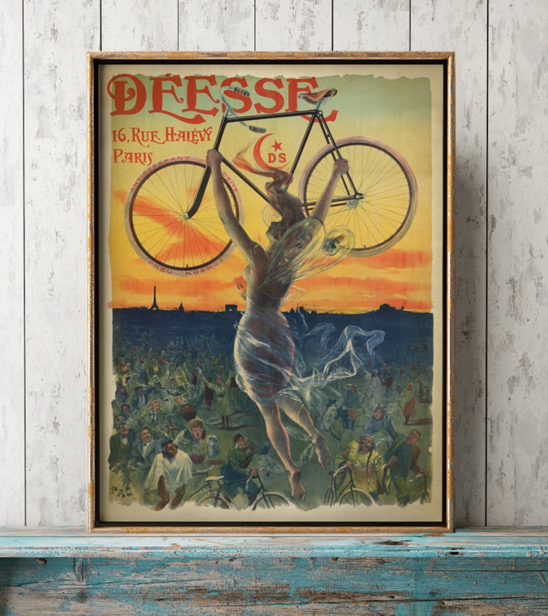 Puede incluir: P&oacute;ster vintage que anuncia la marca de bicicletas D'Fesse. El p&oacute;ster presenta a una mujer sosteniendo una bicicleta por encima de su cabeza, con la Torre Eiffel en el fondo. El texto del p&oacute;ster dice "D'Fesse 16, Rue Haievy Paris".