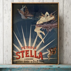 Puede incluir: Un anuncio vintage de gasolina Stella con una mujer con alas volando por un cielo estrellado. El texto dice "P&eacute;trole Stella Livraisons en bidons plomb&eacute;s de 5 & 2 litres".