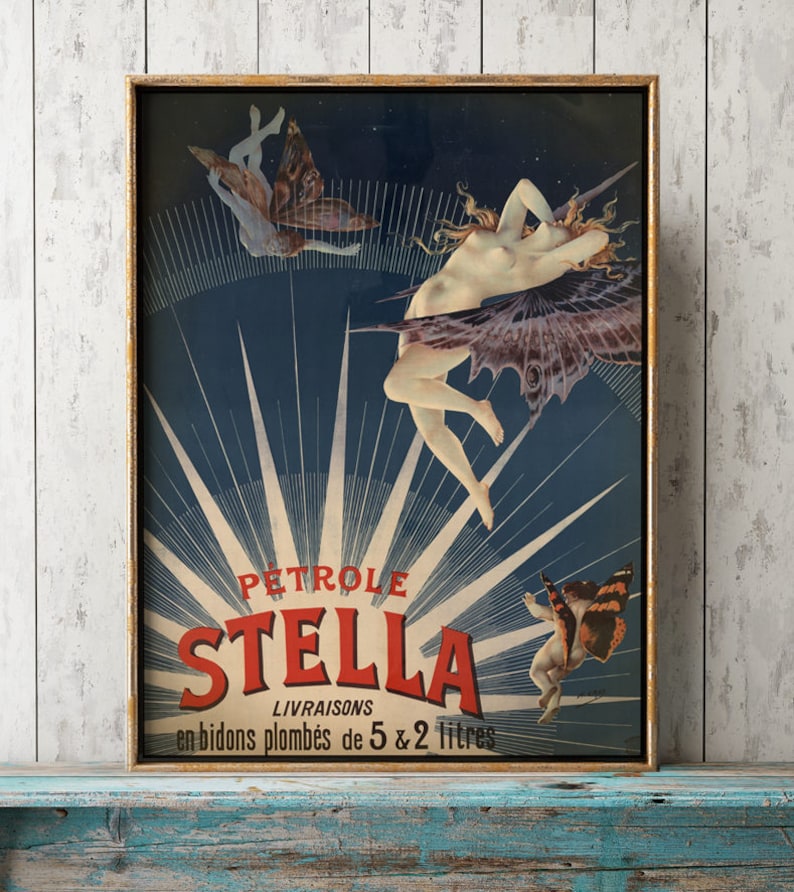 Puede incluir: Un anuncio vintage de gasolina Stella con una mujer con alas volando por un cielo estrellado. El texto dice "P&eacute;trole Stella Livraisons en bidons plomb&eacute;s de 5 & 2 litres".