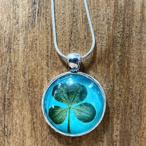 Genuine four-leaf clover necklace blue image 3