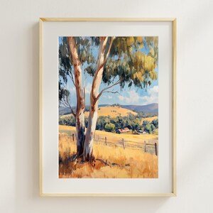 Könnte beinhalten: Ein Gemälde einer ländlichen Landschaft mit einem großen Baum im Vordergrund. Der Baum hat einen weißen Stamm und grüne Blätter. Der Hintergrund zeigt einen sanften Hügel mit einem kleinen Bauernhaus und einem Zaun. Der Himmel ist blau mit weißen Wolken.