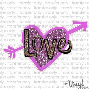 Puede incluir: Un dise&ntilde;o en forma de coraz&oacute;n rosa con la palabra "Love" en estampado de leopardo y escritura negra, atravesado por una flecha rosa. El coraz&oacute;n tiene una textura brillante y un contorno blanco. El dise&ntilde;o es para transferencias.