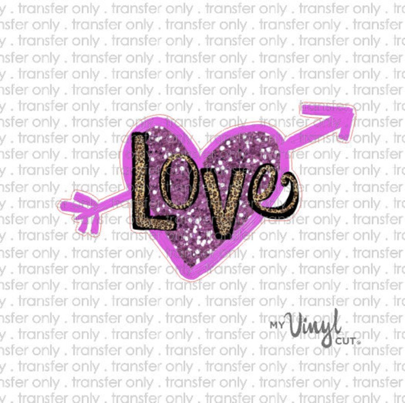Puede incluir: Un dise&ntilde;o en forma de coraz&oacute;n rosa con la palabra "Love" en estampado de leopardo y escritura negra, atravesado por una flecha rosa. El coraz&oacute;n tiene una textura brillante y un contorno blanco. El dise&ntilde;o es para transferencias.