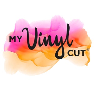 Puede incluir: Un logotipo con el texto negro MY VINYL CUT y un s&iacute;mbolo de marca registrada, superpuesto sobre un fondo de acuarela vibrante que transita de rosa brillante en la parte superior a naranja y amarillo suave en los bordes inferiores.