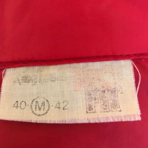 May include: A white tag with black text and a circle containing the letter "M" reads "40-(M)-42".