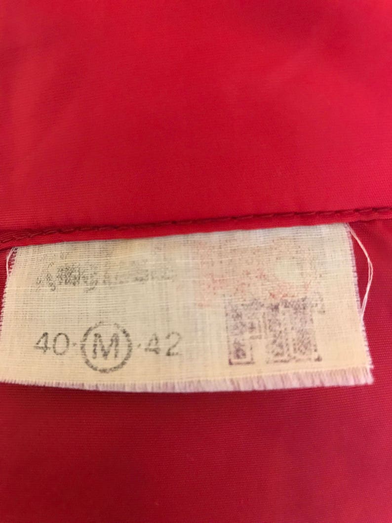 May include: A white tag with black text and a circle containing the letter "M" reads "40-(M)-42".