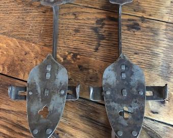 Braçadeira vintage antiga da década de 1930 em patins de gelo de metal