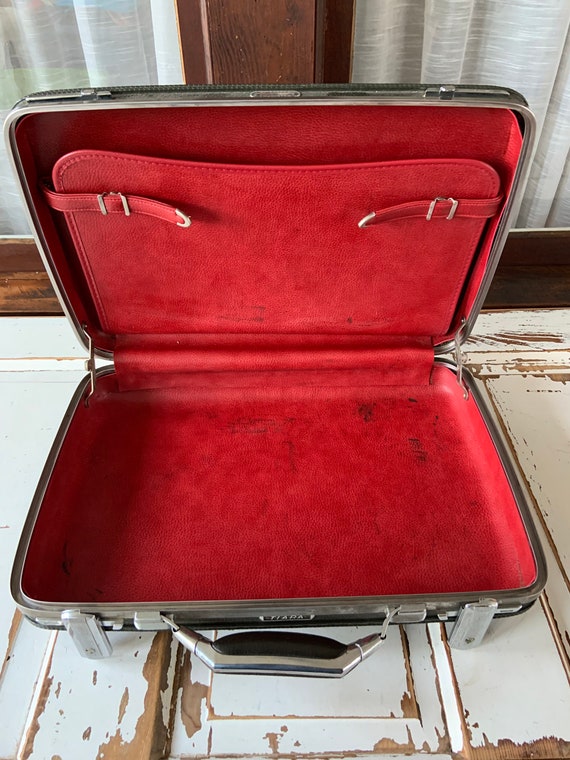 Vintage 1970’s American Tourister Tiara Red Interi