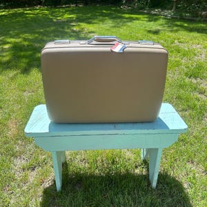 Vintage 1970&#39;s American Tourister Tri-Taper Hard Shell Tan Suit Case W/ Keys