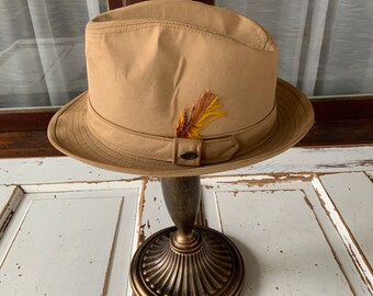 Vintage 1970’s Simple Mens Fedora Hat with Feathers