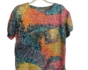 Top vintage 100% seda teñido con la técnica tie-dye y estampado en espiral, manga corta, color naranja brillante y llamativo, talla S, color verde azulado.