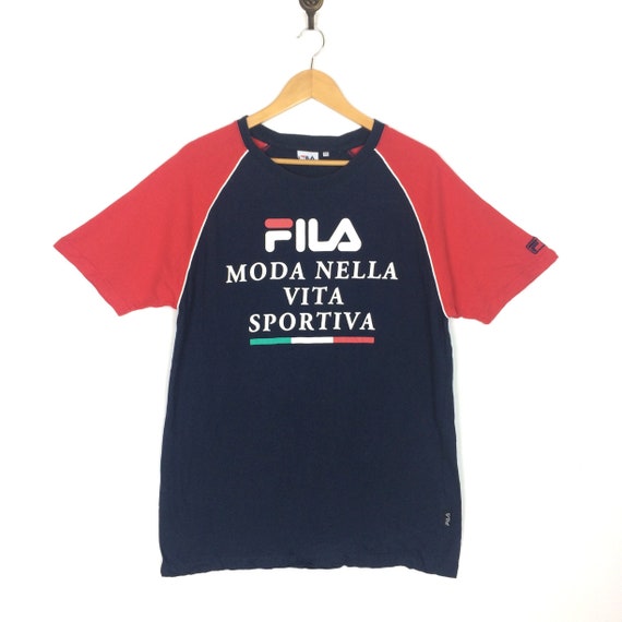 Vintage FILA MODA NELLA Vita Sportiva Shirt Big Logo Spell Out