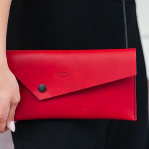 Asymetryczna skórzana kopertówka: Elegancka torebka na ramię, odpinany pasek