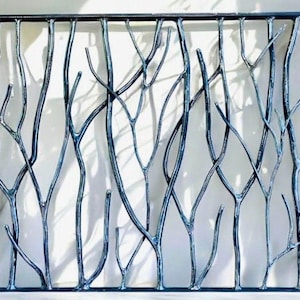 Puede incluir: Una puerta decorativa de metal con diseño de ramas de árbol. La puerta es de metal azul oscuro y presenta una serie de ramas entrelazadas, creando un aspecto natural y artístico. La puerta es adecuada para uso en exteriores.