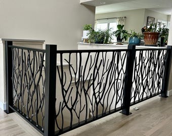 Puede incluir: Barandilla de metal negro con diseño de ramas de árbol. Instalada en una escalera, combina seguridad y estética. El diseño tiene una estética moderna y artística.