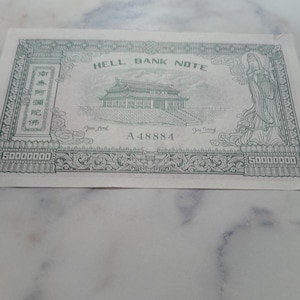 Könnte beinhalten: Ein Set aus drei Keramikbechern mit gesprenkelter, matter Oberfläche. Die Becher sind in den Farbtönen Creme, Hellgrau und Dunkelgrau gehalten. Jeder Becher hat ein schlichtes, minimalistisches Design, ideal für Kaffee oder Tee.