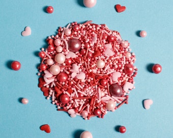 Crazy in Love Mélange de décorations pour gâteaux de Saint-Valentin Convient aux végétaliens Sans gluten Formes de cœurs roses rouges Nonpareils Perles Cupcakes