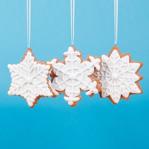 White Gingerbread Snowflake Cookies Set of 3 Baubles Decorations 3D Christmas Tree Hanging Festive Novelty Holiday Gifts Baking