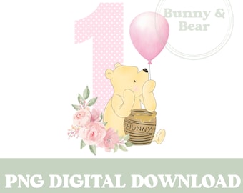 Puede incluir: Un número uno rosa y blanco con lunares con un oso Winnie the Pooh sosteniendo un globo rosa y un tarro de miel. El oso está sentado en un lecho de flores rosas y blancas. El texto "Bunny & Bear" está en un círculo sobre el oso.