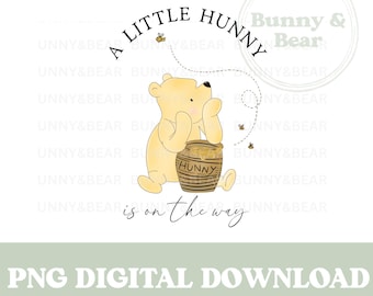 Puede incluir: Una ilustración digital de Winnie de Pooh, un oso amarillo, sentado con un tarro de miel. El texto "A little hunny is on the way" está escrito en un círculo alrededor del oso. El texto "Bunny & Bear" está escrito en un círculo en la esquina superior derecha de la imagen.