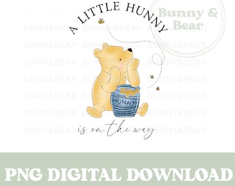 Puede incluir: Una ilustración digital de un oso amarillo sentado junto a un tarro de miel azul. El oso está mirando a una abeja que se aleja del tarro. El texto "A Little Hunny is on the way" está escrito en una fuente cursiva. El texto "Bunny & Bear" está escrito en un círculo en la esquina superior derecha de la imagen.