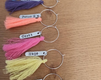 Set of 6 personalised glass charms for wine, with names and tassels. Aluminium, copper or brass