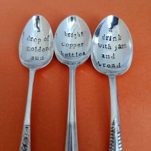 Sonido de música. Do re mi. Bebida con mermelada y pan, gota de sol dorado. Cucharita de té Julie Andrews, vintage, plateada, estampada a mano, para café o té.