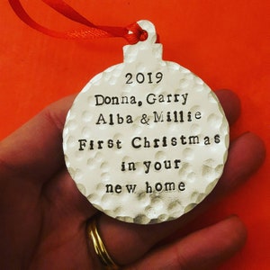 Décoration de boule de Noël personnalisée pour monsieur et madame sur une carte. Prénoms et premier Noël 2024 : nouveau bébé, nouvelle maison